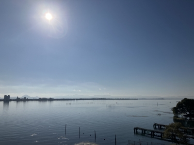 この時間でも太陽が画角に入るようになりました。琵琶湖大橋西詰めから眺めた南湖はほぼ快晴微風のベタナギです（10月31日9時頃）