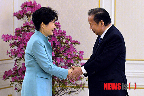 朴槿恵（パク・クンへ）大統領は2015年2月13日午後、大統領府（青瓦台）で自民党の二階俊博総務会長と対面し、握手を交わした。