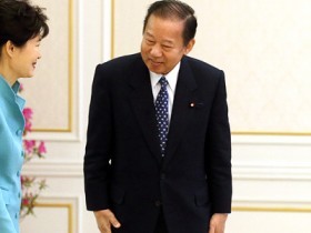 朴槿恵（パク・クンへ）大統領が2015年2月13日午後、大統領府（青瓦台）で自民党の二階俊博総務会長と対面し、握手を交わした。