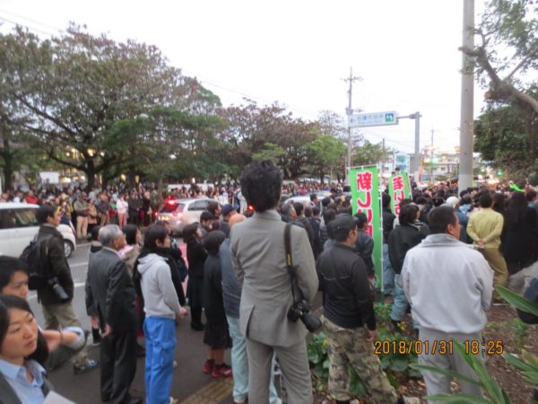 小泉進次郎氏の演説の様子。多くの人が集まっていた。