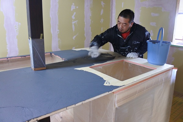 キッチンの天板を左官塗材「モールテックス」で仕上げる - 砺波の工務