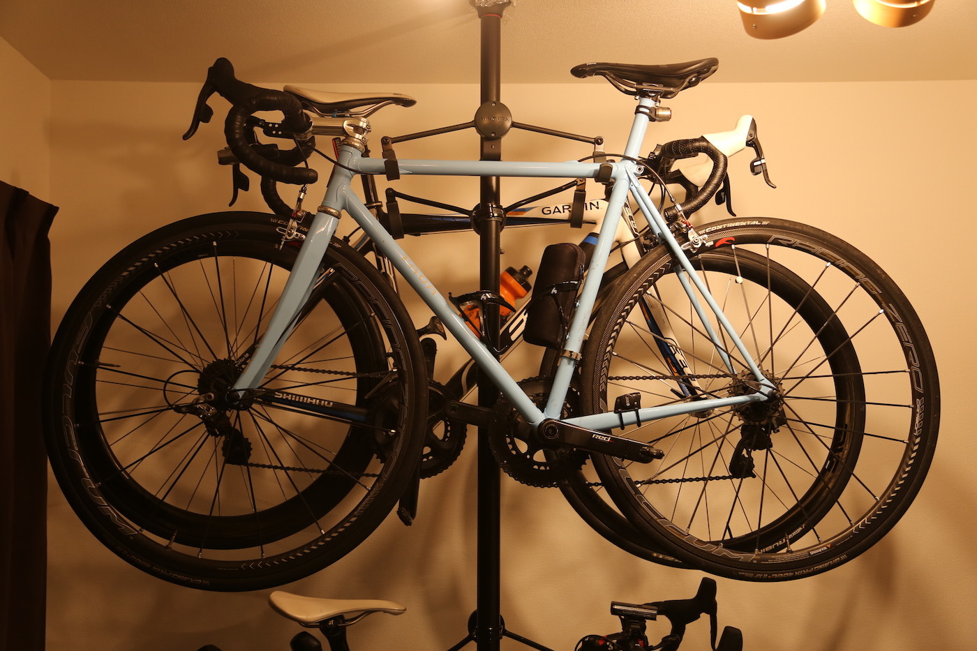 バイクスタンド】自転車を部屋で収納 MINOURAバイクタワーに4台がけ - 自転車パーツ、小物