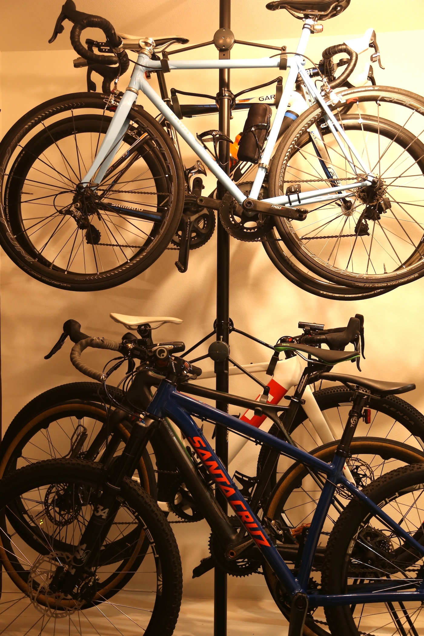 バイクスタンド】自転車を部屋で収納 MINOURAバイクタワーに4台がけ 