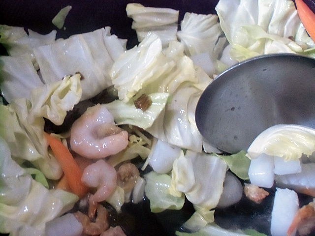 野菜と冷凍魚介を炒める