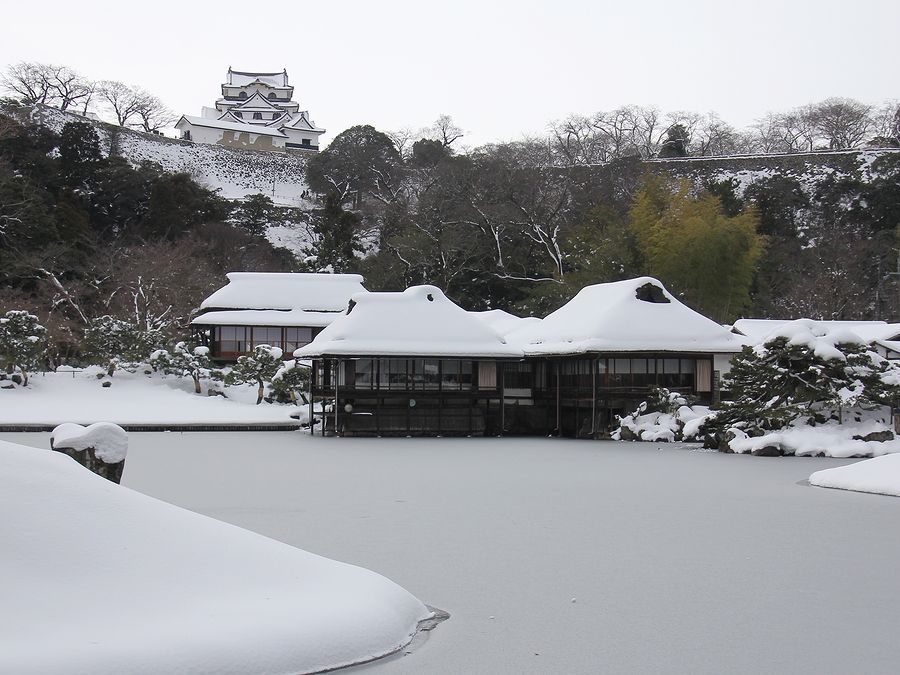 彦根城 玄宮園の雪景色 彦根ってこんなに雪が積もるんだ 雪に包まれた国宝のお城と大名庭園 神社仏閣 お城