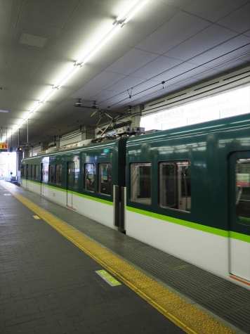 京阪電鉄 13000系 電車【京橋駅】