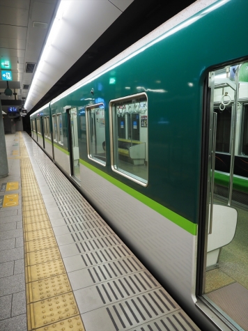 京阪電鉄 7000系 電車【中之島駅】