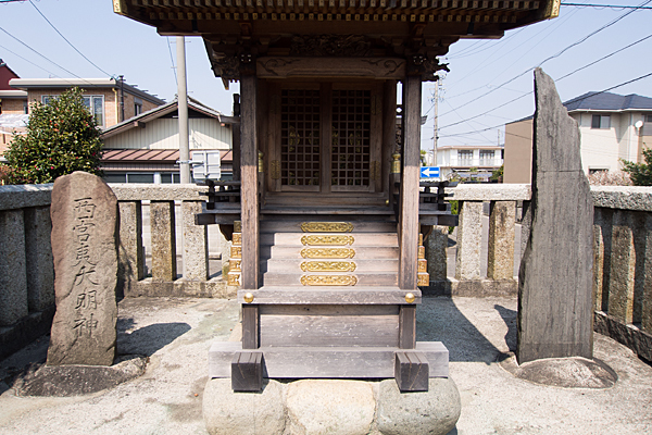 恵比子神社本社と石碑